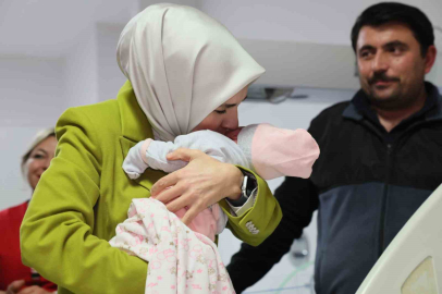 Bakan Göktaş, yeni doğan bebekler ve ailelerini ziyaret etti