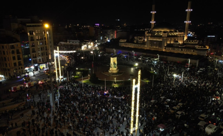 Taksim Meydanı ve İstiklal Caddesi’ndeki yılbaşı coşkusu havadan görüntülendi