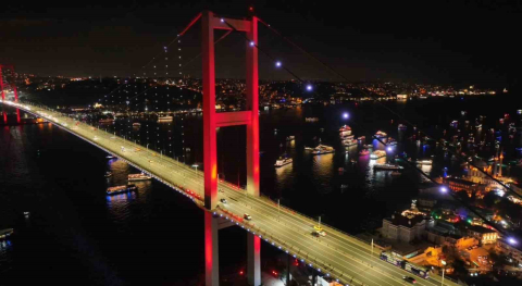 15 Temmuz Şehitler Köprüsü’nde yılbaşı coşkusu havadan görüntülendi