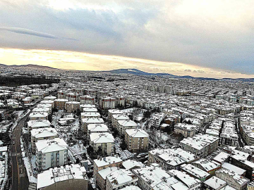 İstanbul’un yüksek kesimleri beyaza büründü