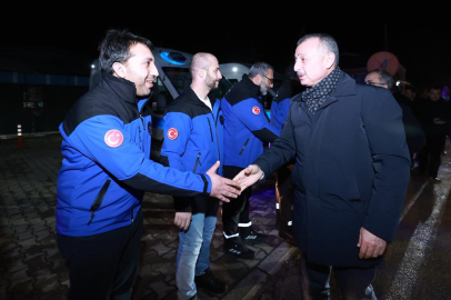 Başkan Büyükakın Yılbaşı Gecesi İtfaiye ve Sağlık Personelini Ziyaret Etti