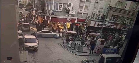 Eminönü’nde fren yerine gaza basan sürücü vatandaşların arasına daldı