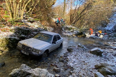 Karlı havada atletli bir adam, dere yatağında otomobilden 10 metre uzaklıkta ölü bulundu