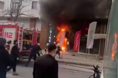 Aküler bir anda patladı! Çayırova’da iş yeri alevlere teslim oldu