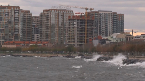 İstanbul’da lodos etkili oluyor: Fatih ve Zeytinburnu’nda dev dalgalar