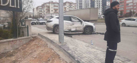 Beypazarı’nda iki otomobilin çarpışması sonucu 3 kişi yaralandı