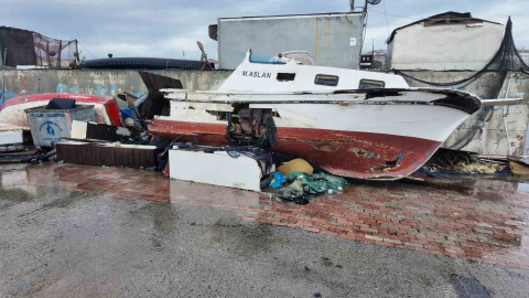 Avcılar’da lodos nedeniyle 3 tekne zarar gördü