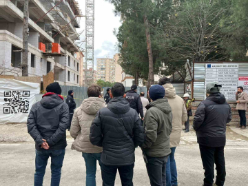 Kadıköy’de maaşlarını alamadıklarını iddia eden inşaat işçileri vinç kulesine çıktı