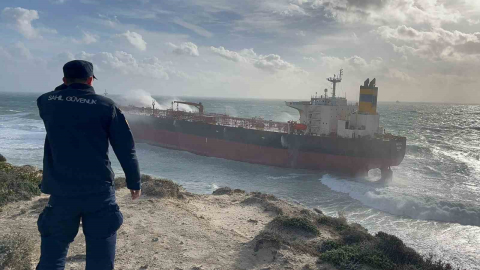 Çanakkale Valiliği: "Geminin su almadığı, personelin durumunun iyi olduğu, deniz kirliliğinin meydana gelmediği belirlendi"