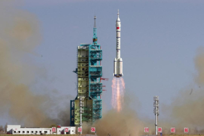 Çin'in hasar gören personel taşıyıcı mekiği Dünya'ya insansız dönecek