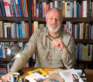 Ünal Ersözlü’nün ’Böğürtlen Öpücüğü’ kitabı raflarda yerini aldı