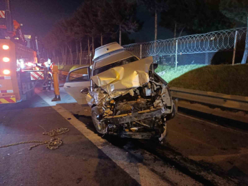 TEM Otoyolu’nda kamyonete çarpan otomobil bariyerlere çıktı: 2 yaralı