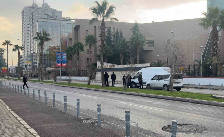 İzmir Adliyesi önünde şüpheli paket paniği