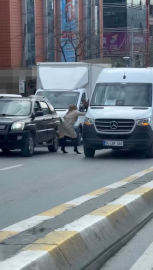Topuklu ayakkabısıyla aracından inip servistekilere saldırdı