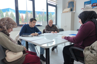 Görme engelliler Braille alfabesiyle Kur'an-ı Kerim öğreniyor