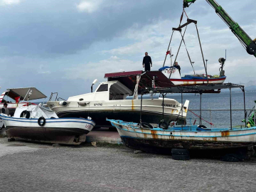 Dikili’de balıkçı tekneleri fırtınaya karşı karaya alındı