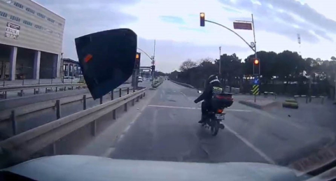 Arnavutköy’de yol verme tartışması kamerada: Kırmızı ışıkta aynayı kırdı