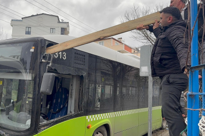 Çatıdan kopan kereste seyir halindeki otobüse saplandı