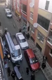 Bayrampaşa’da kamyonetin üzerindeki malzemelerin işçinin üzerine düştüğü anlar kamerada