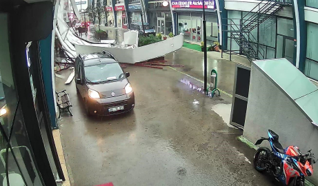 Avcılar’da fırtına iş yerinin çatısının uçma anı kamerada