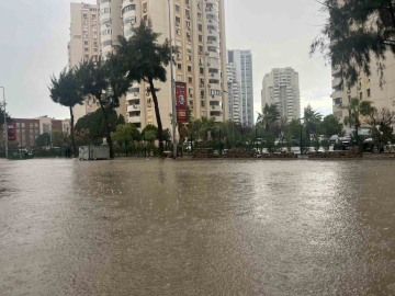 İzmir’de sağanak ve fırtına hayatı felç etti, yollar göle döndü