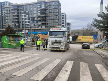 Hafriyat kamyonunun üzerinden geçtiği kadın ağır yaralandı
