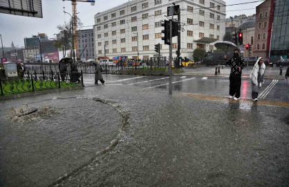 Eminönü’nü su bastı, yollar göle döndü