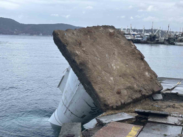 Sarıyer’deki şiddetli fırtına deniz fenerini devirdi