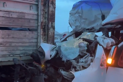 Kocaeli'de servis minibüsü ile kamyon çarpıştı: 7 yaralı