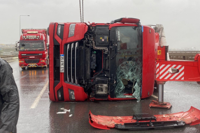 Kuzey Marmara Otoyolu'nda şiddetli fırtına: 2 tır devrildi