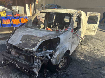 Beyoğlu’nda alev alev yanan araç küle döndü, yangın markete sıçradı