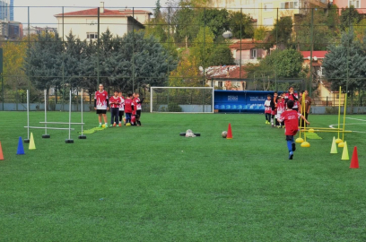 Kış spor okullarında futbol antrenmanları tüm hızıyla sürüyor