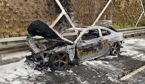 Fatih’te otomobil yol ortasında alevlere teslim oldu