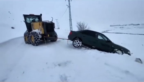 Karlıova’da karla mücadele sürüyor: Mahsur kalan araçlar kurtarıldı