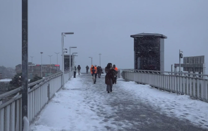Beylikdüzü metrobüst üst geçidi karla kaplandı