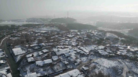 Sultangazi beyaza büründü: Kar yağışı aralıklarla devam ediyor