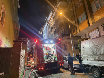 Bahçelievler’de çatı yangınındaki alevler yan binaya sıçradı