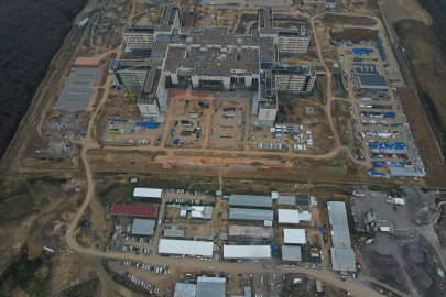 Kentin dört bir yanından görülen şehir hastanesi yangını kontrol altına alındı