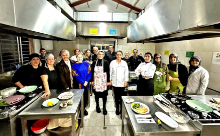 Ödüllü şef, Çeşme’de yeni aşçılar yetiştiriyor