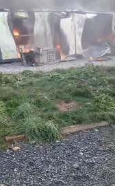 Arnavutköy’de şantiyede yangın paniği: Konteynerler alev alev yandı