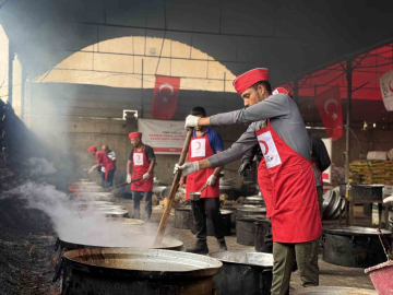 Türk Kızılay, Gazze’de kışlık destek ve sıcak yemek yardımlarını sürdürüyor