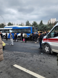 Ankara’da durakta bekleyen EGO otobüsüne otomobil çarptı: 1’i ağır 4 yaralı