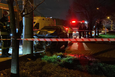 Kartepe ilçesinde direğe çarpan araç hurdaya döndü: 1 yaralı