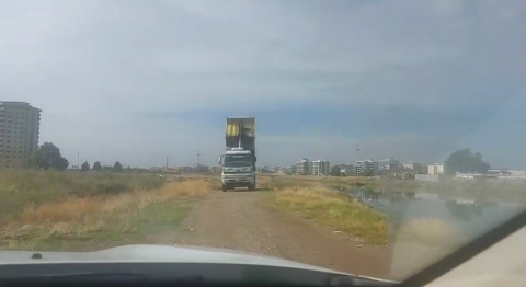 Hem kaçak moloz döktü, hem ehliyetsiz, hem de polise direndi