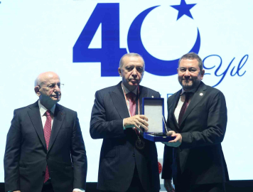 Erdoğan’dan İzmirli iş adamı Nazım Torbaoğlu’na anlamlı plaket
