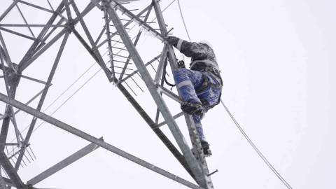 Bakan Bayraktar: "Vatandaşlarımıza kesintisiz enerji akışı sağlamak için ekiplerimiz 7 gün 24 saat sahada"