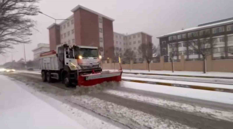 Pendik Belediyesi’nin karla mücadele çalışmaları tüm hızıyla sürüyor
