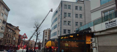 Bağcılar’da kapatılan hastanenin çatısında yangın