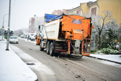 Çayırova'da karla mücadele sürüyor