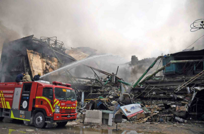 Pakistan’da AVM yangınında can pazarı: Alevlerden kaçarken metrelerce yüksekten yere çakıldı